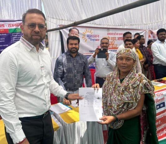 राजनांदगांव : समाधान शिविर में श्रम विभाग द्वारा श्रमिकों का तत्काल पंजीयन कर प्रदान किया गया श्रमिक कार्ड…