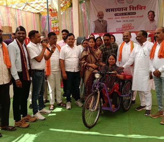 राजनांदगांव : शिविर में पीएम आवास पूर्णता प्रमाण पत्र, जॉब कार्ड और मोटराईज्ड ट्रायसायकल वितरण कर हितग्राहियों को किया गया लाभान्वित…