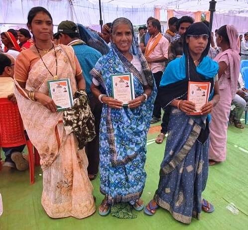 राजनांदगांव : मिला जब राशन कार्ड तो महिलाओं के चेहरे पर छलकी खुशियां…