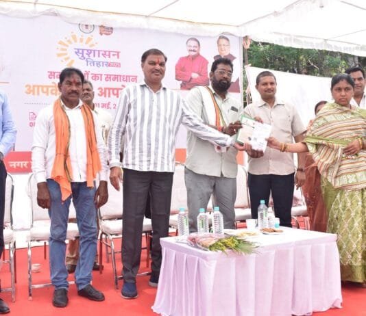 राजनांदगांव : शिविर में हितग्राहियों को श्रमिक कार्ड, राशन कार्ड, आयुष्मान वय वंदना कार्ड, आयुष्मान कार्ड, जन्म प्रमाण पत्र वितरण किया गया लाभान्वित…