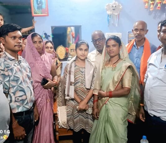 राजनांदगांव: जिला पंचायत सभापति बिरम रामकुमार ने भूमिका साहू कक्षा दसवीं में 97.67 प्रतिशत अंकों के साथ उत्तीर्ण होने पर शाल भेंटकर दी बधाई…