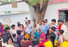 राजनांदगांव : महापौर मधुसूदन यादव श्रमिक बाहुल्य वार्डो का दौरा कर पानी, सफाई के संबंध में नागरिको से की चर्चा…