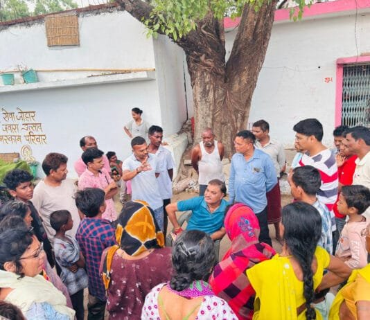 राजनांदगांव : महापौर मधुसूदन यादव श्रमिक बाहुल्य वार्डो का दौरा कर पानी, सफाई के संबंध में नागरिको से की चर्चा…