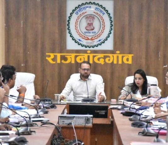 राजनांदगांव : प्रधानमंत्री मातृत्व वंदन योजना के संबंध में जानकारी देने के लिए अस्पताल में फ्लैक्स लगवाने के लिए कहा…