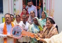 राजनांदगांव : प्रधानमंत्री आवास योजना-ग्रामीण अंतर्गत नवनिर्मित आवास में ग्राम खुर्सीपार के भूनेश साहू ने किया गृह प्रवेश…