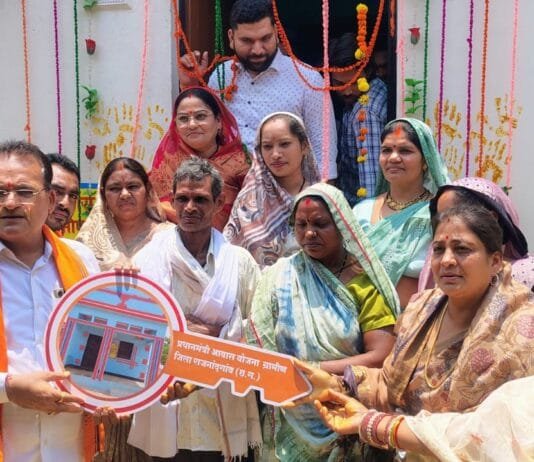 राजनांदगांव : प्रधानमंत्री आवास योजना-ग्रामीण अंतर्गत नवनिर्मित आवास में ग्राम खुर्सीपार के भूनेश साहू ने किया गृह प्रवेश…