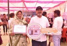 рд░рд╛рдЬрдирд╛рдВрджрдЧрд╛рдВрд╡ : рдЙрд░реНрдорд┐рд▓рд╛ рдХреЛ рдорд┐рд▓реА рдкрдХреНрдХреЗ рдЖрд╡рд╛рд╕ рдХреА рдЪрд╛рдмреА рддреЛ рдЪреЗрд╣рд░реЗ рдкрд░ рдЖрдИ рдЦреБрд╢реА…