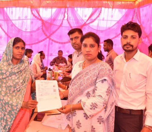 राजनांदगांव : समाधान शिविर में श्रम विभाग द्वारा श्रमिकों का पंजीयन कर प्रदान किया गया श्रमिक कार्ड…