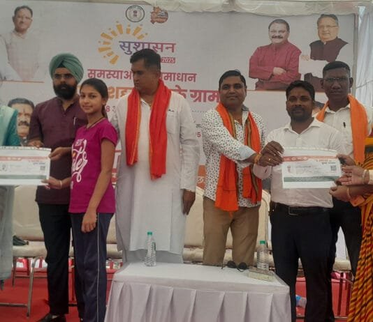 राजनांदगांव : कृष्णपुरी का आयुष्मान व्यय वंदन कार्ड तथा मोर संगवारी योजना में देवसिंह को विवाह प्रमाण पत्र मिलने पर शासन का जातया आभार…