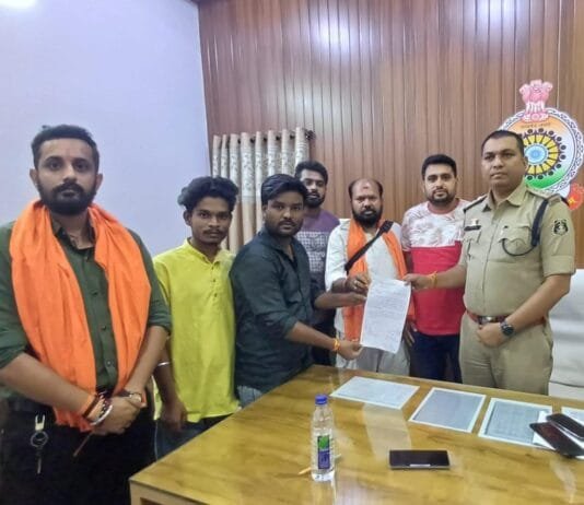 राजनांदगांव : शहर के ऑडिटोरियम में चल रहा अभद्र स्टैंडअप कॉमेडी आयोजन को बजरंगदल ने कराया बंद…