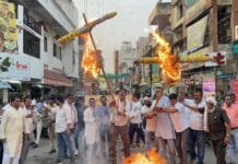 राजनांदगांव : शहर जिला व ग्रामीण कांग्रेस के संयुक्त तत्वावधान में मानव मंदिर चौक पर हुआ पुतला दहन…