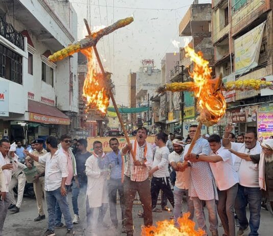 राजनांदगांव : शहर जिला व ग्रामीण कांग्रेस के संयुक्त तत्वावधान में मानव मंदिर चौक पर हुआ पुतला दहन…
