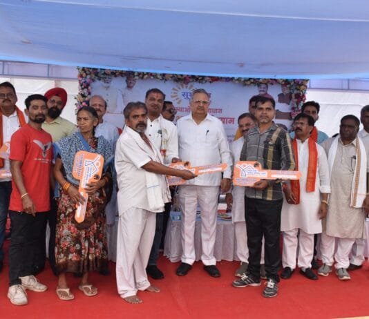 राजनांदगांव: विधानसभा अध्यक्ष डॉ.रमन सिंह मोतीपुर स्कूल मैदान में आयोजित सुशासन तिहार अंतर्गत समाधान शिविर में हुए शामिल…