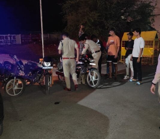 राजनांदगांव : असामाजिक तत्वो एवं बदमाश प्रवित्ति के लोगो पर डोंगरगढ़ पुलिस द्वारा कि जा रही है लगातार कार्यवाही…