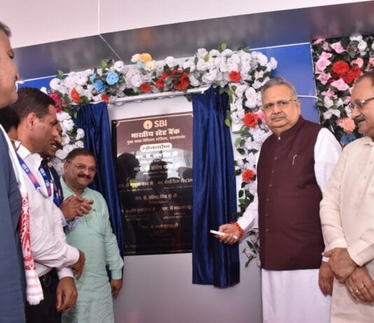 राजनांदगांव: विधानसभा अध्यक्ष डॉ. रमन सिंह ने दिग्विजय स्टेडियम परिसर स्थित भारतीय स्टेट बैंक मुख्य शाखा राजनांदगांव का किया शुभारंभ…