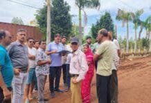 राजनांदगांव : महापौर ने वर्धमान नगर,पूनम कालोनी मे पैदल घुम कालोनी वासियो से की चर्चा, अधुरी नाली पूर्ण करने कहा…