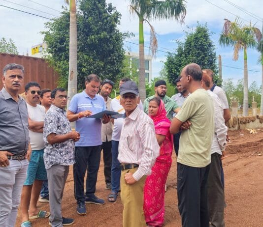 राजनांदगांव : महापौर ने वर्धमान नगर,पूनम कालोनी मे पैदल घुम कालोनी वासियो से की चर्चा, अधुरी नाली पूर्ण करने कहा…