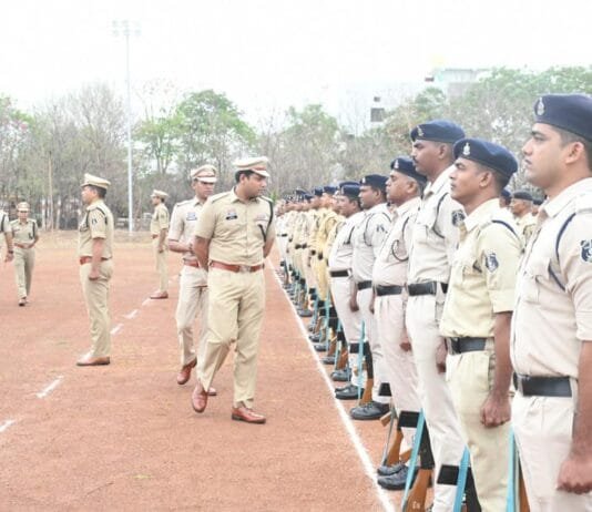 राजनांदगांव : पुलिस अधीक्षक द्वारा लिया गया जनरल परेड़, परेड उपरांत कराया गया बलवा ड्रील का अभ्यास…