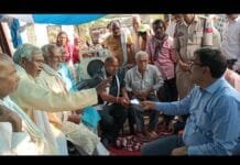 राजनांदगांव : अनशन पर बैठे छत्तीसगढ मुक्ति मोर्चा के जिला अध्यक्ष प्रेमनारायण वर्मा सहित अन्य लोगो से आयुक्त ने उनकी मांगो पर की चर्चा, अनशन समाप्त हुआ…