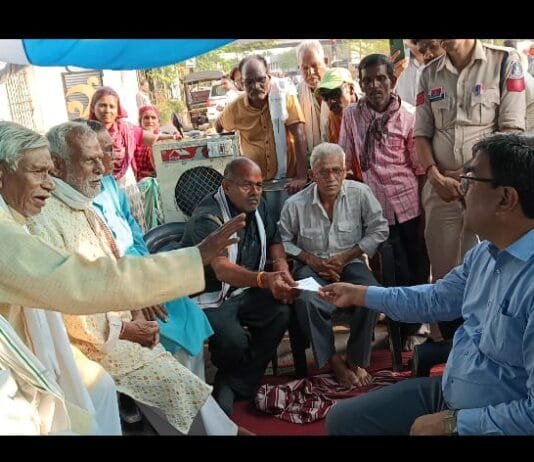 राजनांदगांव : अनशन पर बैठे छत्तीसगढ मुक्ति मोर्चा के जिला अध्यक्ष प्रेमनारायण वर्मा सहित अन्य लोगो से आयुक्त ने उनकी मांगो पर की चर्चा, अनशन समाप्त हुआ…