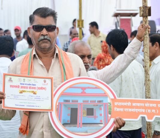 राजनांदगांव : नरेन्द्र, शीतल दास और भुनेश्वर को प्रधानमंत्री आवास योजना के तहत पक्का आवास मिलने पर बदली जिंदगी…