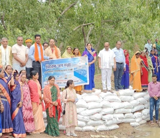 राजनांदगांव : मिशन जलरक्षा के तहत जल संरक्षण के लिए ग्रामीण कर रहे श्रमदान…