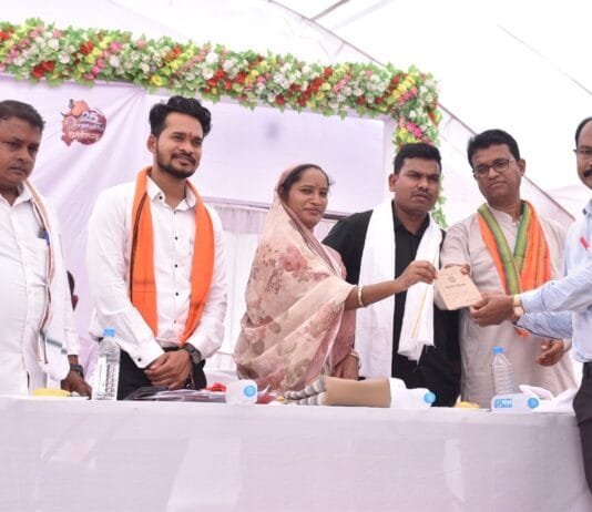 राजनांदगांव : समाधान शिविर में भोथली निवासी जगलूराम को मिली नि:शुल्क किसान किताब की द्वितीय प्रति…