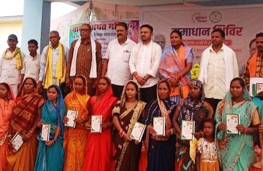 राजनांदगांव : शिविर में विभिन्न विभागों द्वारा स्टॉल लगाकर विभागीय योजनाओं की दी गई जानकारी…