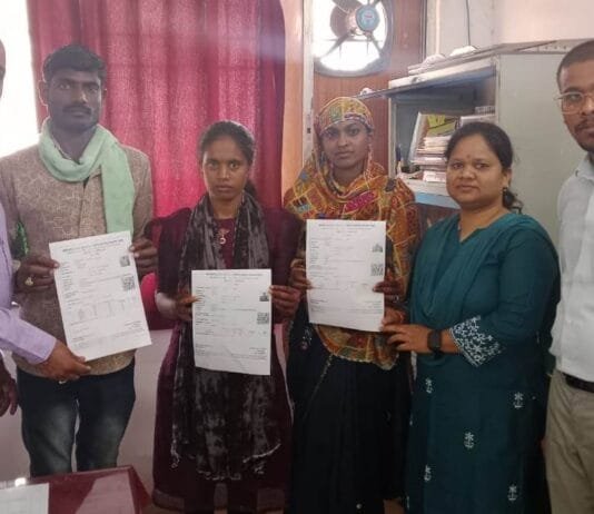 राजनांदगांव : सुशासन तिहार में प्राप्त आवेदनों का निराकरण करते हुए हितग्राहियों को दिया गया श्रमिक कार्ड…