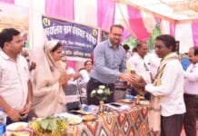 राजनांदगांव : ग्राम गोर्रापार के किसानों के आग्रह पर शिविर में पहुंचे कलेक्टर…