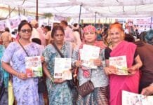 राजनांदगांव : जनसंपर्क विभाग द्वारा ग्राम टेड़ेसरा में आयोजित सुशासन तिहार में जनमन पत्रिका एवं शासन की योजनाओं से संबंधित ब्रोशर का किया गया वितरण…