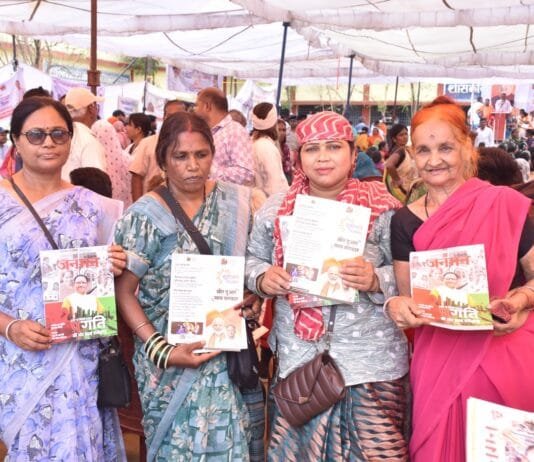 राजनांदगांव : जनसंपर्क विभाग द्वारा ग्राम टेड़ेसरा में आयोजित सुशासन तिहार में जनमन पत्रिका एवं शासन की योजनाओं से संबंधित ब्रोशर का किया गया वितरण…