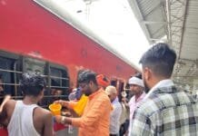 राजनांदगांव : शक्तिधाम धर्मार्थ सेवा समिति द्वारा रेल यात्रियों को निःस्वार्थ जल सेवा…