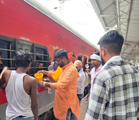 राजनांदगांव : शक्तिधाम धर्मार्थ सेवा समिति द्वारा रेल यात्रियों को निःस्वार्थ जल सेवा…
