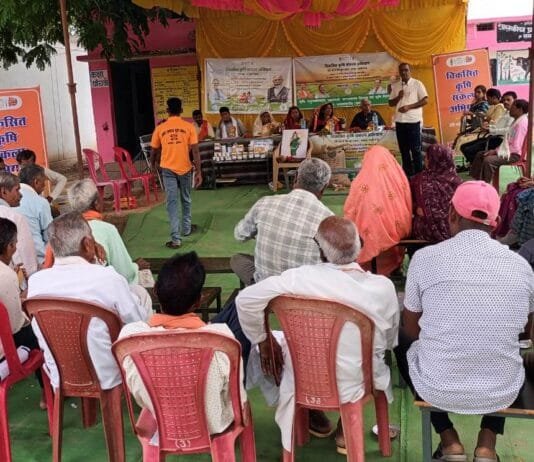 राजनांदगांव : स्टॉल में किसानों को शासन की विभिन्न योजनाओं एवं नवीन तकनीक की दी जा रही जानकारी…