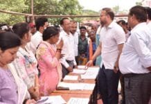 राजनांदगांव : कलेक्टर ने राजस्व शिविर में नागरिकों की सुनी समस्याएं, समय-सीमा में निराकरण के दिए निर्देश…