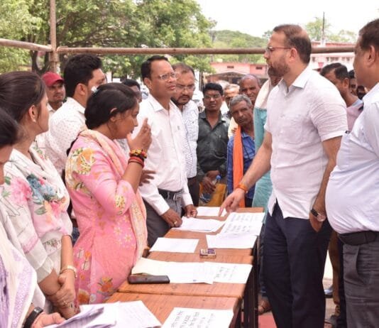 राजनांदगांव : कलेक्टर ने राजस्व शिविर में नागरिकों की सुनी समस्याएं, समय-सीमा में निराकरण के दिए निर्देश…