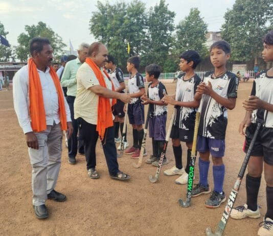 राजनांदगांव : रुद्राक्षम् वेलफेयर सोसाइटी राजनांदगाँव हॉकी लीग मे 5 साल से 21 साल तक के बच्चे ले रहे है भाग…