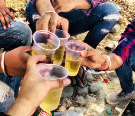 राजनांदगांव : लखोली में जहां तहां छलक रहे जाम पुलिस की अनदेखी पता नहीं क्या होगा अंजाम…