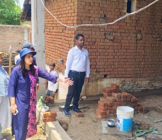 राजनांदगांव : जिला पंचायत सीईओ ने प्रधानमंत्री आवास योजनान्तर्गत निर्माणाधीन आवासों का किया निरीक्षण…