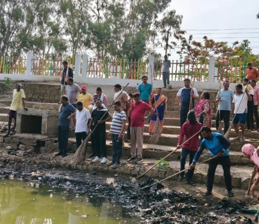 राजनांदगांव: महापौर सहित जनप्रतिनिधि पार्षदो एवं महिला समूह ने श्रमदान कर तालाब की किये सफाई…