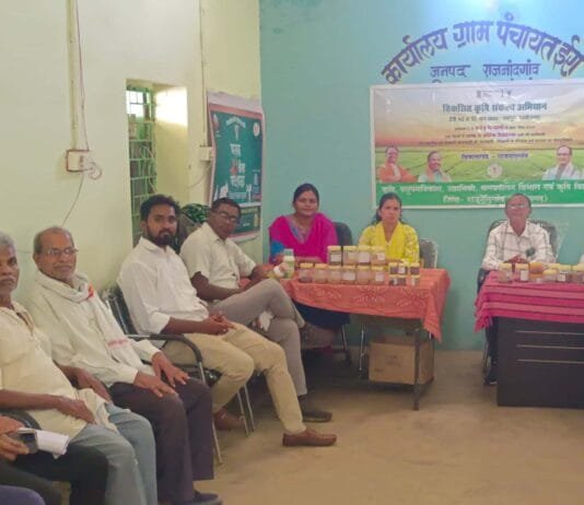 राजनांदगांव : 17 प्रतिशत नमक घोल से बीज उपचार एवं आगामी खरीफ सीजन की तैयारी हेतु कृषकों को दी गई जानकारी…