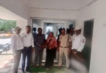 राजनांदगांव : ई-रिक्शा में छूटा यात्री का सामान, यातायात पुलिस द्वारा यूनिक नंबर के माध्यम से ई-रिक्शा का पहचान कर सामान सुरक्षित दिलाया…