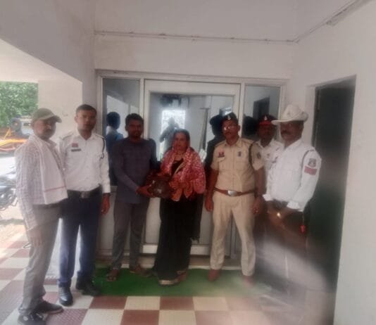 राजनांदगांव : ई-रिक्शा में छूटा यात्री का सामान, यातायात पुलिस द्वारा यूनिक नंबर के माध्यम से ई-रिक्शा का पहचान कर सामान सुरक्षित दिलाया…