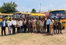 राजनांदगांव : राजा फतेह सिंह मैदान खैरागढ़ मे 26 स्कुल बसों, वेन व चालकों /परीचालकों का भौतिक एवं स्वास्थ्य परीक्षण किया गया…