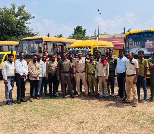 राजनांदगांव : राजा फतेह सिंह मैदान खैरागढ़ मे 26 स्कुल बसों, वेन व चालकों /परीचालकों का भौतिक एवं स्वास्थ्य परीक्षण किया गया…