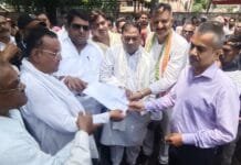 राजनांदगांव : ग्रामीणों ने घेरा आइजी दफ्तर ,कलेक्टोरेट, मांग- संजय सिंह को गिरफ्तार करें…