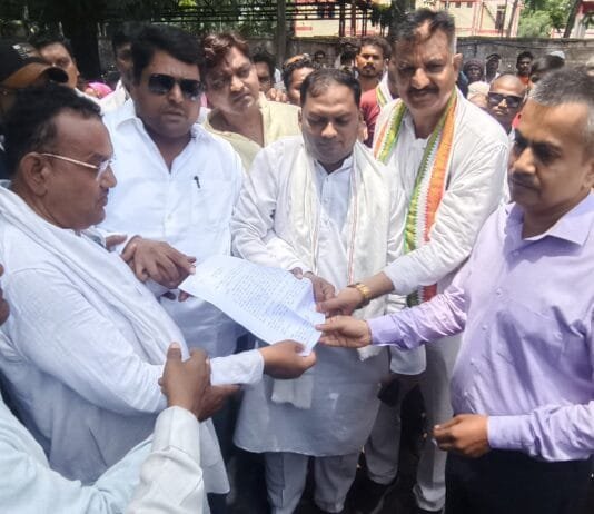 राजनांदगांव : ग्रामीणों ने घेरा आइजी दफ्तर ,कलेक्टोरेट, मांग- संजय सिंह को गिरफ्तार करें…