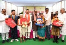 रायपुर : शाला प्रवेशोत्सव में शामिल हुए केन्द्रीय राज्य मंत्री तोखन साहू और उप मुख्यमंत्री अरुण साव…