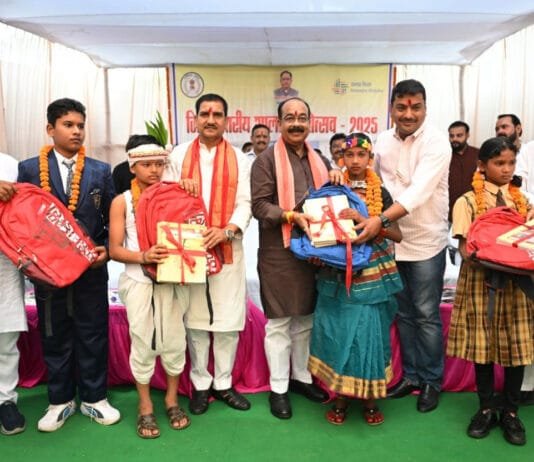 रायपुर : शाला प्रवेशोत्सव में शामिल हुए केन्द्रीय राज्य मंत्री तोखन साहू और उप मुख्यमंत्री अरुण साव…